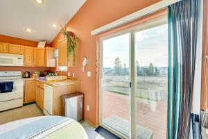 Η κουζίνα ή μικρή κουζίνα στο Dog Friendly! Helena Valley Home with Mtn Views