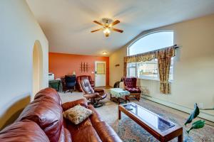 Posezení v ubytování Dog Friendly! Helena Valley Home with Mtn Views