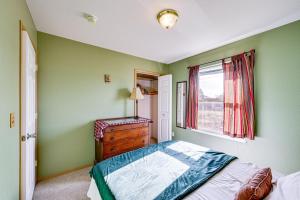 Ένα ή περισσότερα κρεβάτια σε δωμάτιο στο Dog Friendly! Helena Valley Home with Mtn Views