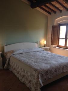 Postel nebo postele na pokoji v ubytování Historic Farmhouse Overlooking San Gimignano