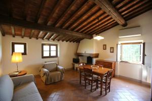 Posezení v ubytování Historic Farmhouse Overlooking San Gimignano