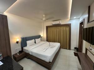 Giường trong phòng chung tại Hotel Sanidhyam Bliss