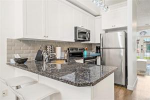 Kuchyň nebo kuchyňský kout v ubytování Marvellous Poolside Chalet - Pool & Hot Tub - Pets