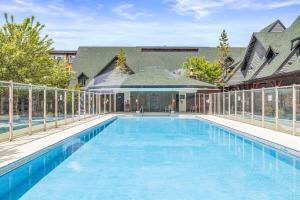 Bazén v ubytování Marvellous Poolside Chalet - Pool & Hot Tub - Pets nebo v jeho okolí