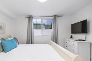 Postel nebo postele na pokoji v ubytování Marvellous Poolside Chalet - Pool & Hot Tub - Pets + 19 fotografií