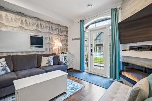 Posezení v ubytování Marvellous Poolside Chalet - Pool & Hot Tub - Pets