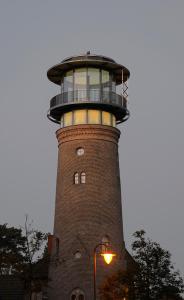 Un faro situado encima de un edificio de ladrillos en Wasserturm Bad Saarow, en Bad Saarow