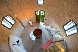 una escalera de caracol en un edificio con una puerta verde en Wasserturm Bad Saarow, en Bad Saarow