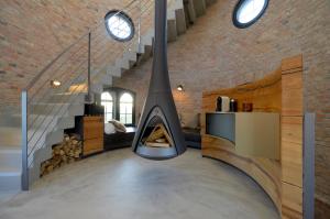 Una chimenea en una habitación con una pared de ladrillo en Wasserturm Bad Saarow, en Bad Saarow