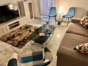 ein Wohnzimmer mit einer Couch und einem Couchtisch in der Unterkunft Adua Luxury Apartment in Città Nuova