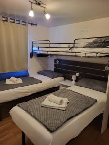 En eller flere senge i et værelse på #429 Status Relax Dezela + 186 billeder