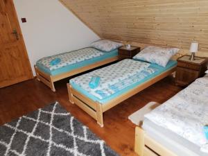 Ένα ή περισσότερα κρεβάτια σε δωμάτιο στο Chalupa Rozália