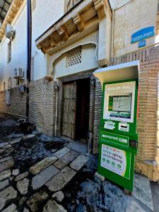 eine Geldautomat vor einem Gebäude in der Unterkunft Chorminor 1 min to Old Town Free Dinner LA Coffee in Buxoro + 23 Fotos