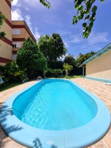 ein Schwimmbecken im Hof eines Gebäudes mit einem blauen Pool in der Unterkunft Coração de São Gabriel in São Gabriel