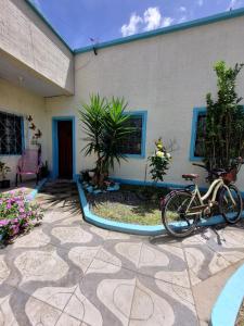 ein vor einem Gebäude geparktes Fahrrad in der Unterkunft Coração de São Gabriel in São Gabriel