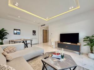 a living room with a couch and a tv at Residence The Green in Tunis