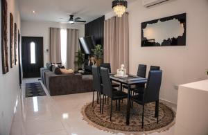 Posezení v ubytování Beautiful Upscale Modern home with Private Pool 4D