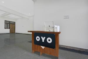 ein Schild mit der Aufschrift Oxy auf einem Tisch in einem Raum in der Unterkunft SPOT ON Samrat Hotel in Kānpur