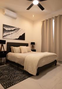 Postel nebo postele na pokoji v ubytování Beautiful Upscale Modern home with Private Pool 4D