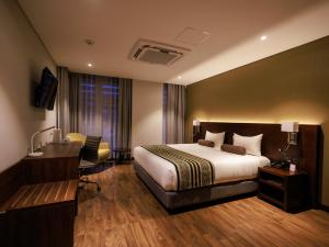 a hotel room with a bed and a desk at Hotel Rennova in La Paz +43 photos