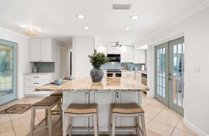 Kuchyň nebo kuchyňský kout v ubytování Caza Corazone - Tropical Oasis with Gulf Access