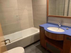 a bathroom with a sink and a tub and a toilet at PISO JUNTO a PAZA MAYOR DE 3 HABITACIONES in Soria