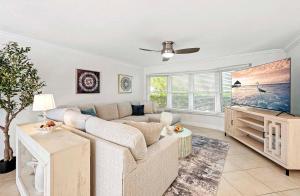 TV a/nebo společenská místnost v ubytování Caza Corazone - Tropical Oasis with Gulf Access