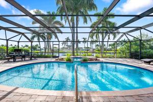 Bazén v ubytování Caza Corazone - Tropical Oasis with Gulf Access nebo v jeho okolí