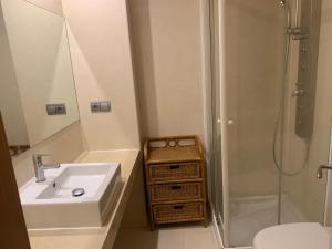 a bathroom with a sink and a shower at PISO JUNTO a PAZA MAYOR DE 3 HABITACIONES in Soria