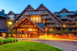 un grand immeuble d'appartements avec un gambrel dans l'établissement 1334 Studio Spruce Peak Lodge Sleeps 4 Ski in Ski Out, à Stowe Mountain