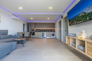 Et opholdsområde på Apartamento de Lujo con Jacuzzi Privado, Piscina y Vistas al Mar