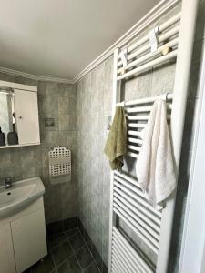 アテネにあるKontaStudioのバスルーム(シンク、タオル掛け付) +1枚の写真