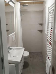 Ένα μπάνιο στο Ferienwohnung und Pension Antje Ekert