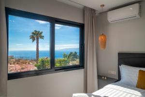 En eller flere senge i et værelse på Apartamento de Lujo con Jacuzzi Privado, Piscina y Vistas al Mar + 66 billeder