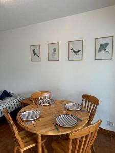 ル・バルカレスにあるLe studio marinの椅子と皿が置かれた木製のテーブル