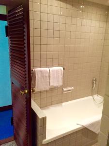 Bilik mandi di Hotel Hesselet