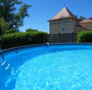 Bazén v ubytování Gite du Chateau De La Renaudie nebo v jeho okolí