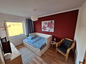 Postel nebo postele na pokoji v ubytování Weitblick mit Gemütlichkeit, Kaminofen und Sauna