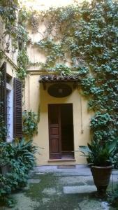 une maison avec une porte et quelques plantes dans l'établissement The Frog's Hideaway, à Bologne