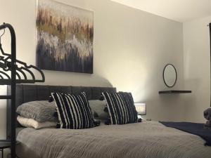 Postel nebo postele na pokoji v ubytování Blue Mill - On The High Street