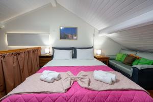 ein Schlafzimmer mit einem großen Bett mit Handtüchern darauf in der Unterkunft 3 Bedroom Villa with private pool in Lagonisi in Áyios Nikólaos + 58 Fotos