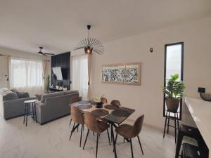 Posezení v ubytování Beautiful Upscale Modern home with Private Pool 4E