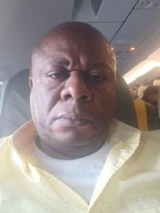 Ein Mann sitzt auf einem Flugzeugsitz und schaut in die Kamera. in der Unterkunft Timothee in Cornellà de Llobregat