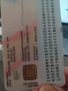 eine Person, die ein Thermometer in der Hand hält in der Unterkunft Timothee in Cornellà de Llobregat