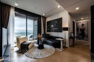 uma sala de estar com um sofá e uma mesa em Lume Metro Saigon River em Cidade de Ho Chi Minh