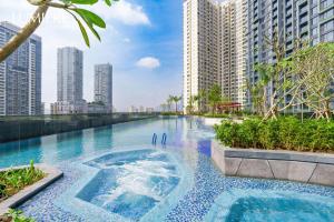 uma piscina no meio de uma cidade com edifícios altos em Lume Metro Saigon River em Cidade de Ho Chi Minh mais 31 fotografias