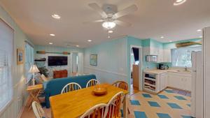 een woonkamer met een tafel en een keuken bij Beach Oaks in Jekyll Island