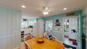 een eetkamer met een tafel en een keuken bij Beach Oaks in Jekyll Island