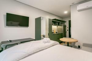 Postel nebo postele na pokoji v ubytování Village Lofts a 5 minutos da Vila Germânica com piscina aquecida no terraço