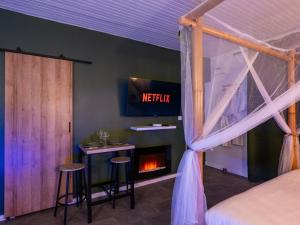 Postel nebo postele na pokoji v ubytování Sault Tropical - Idéal couple - Balnéo Led - Vue parc & montagne - Wifi - Stationnement gratuit - 5min à pied des bars, restaurants & commerces